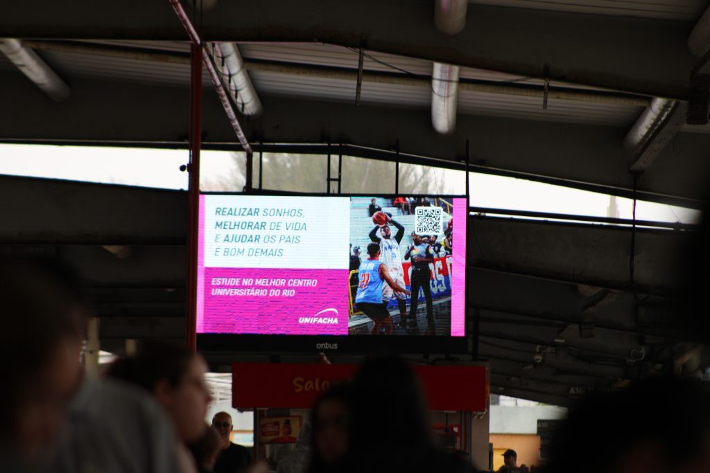 O que é DOOH? Guia completo para marcas que querem anunciar na cidade
