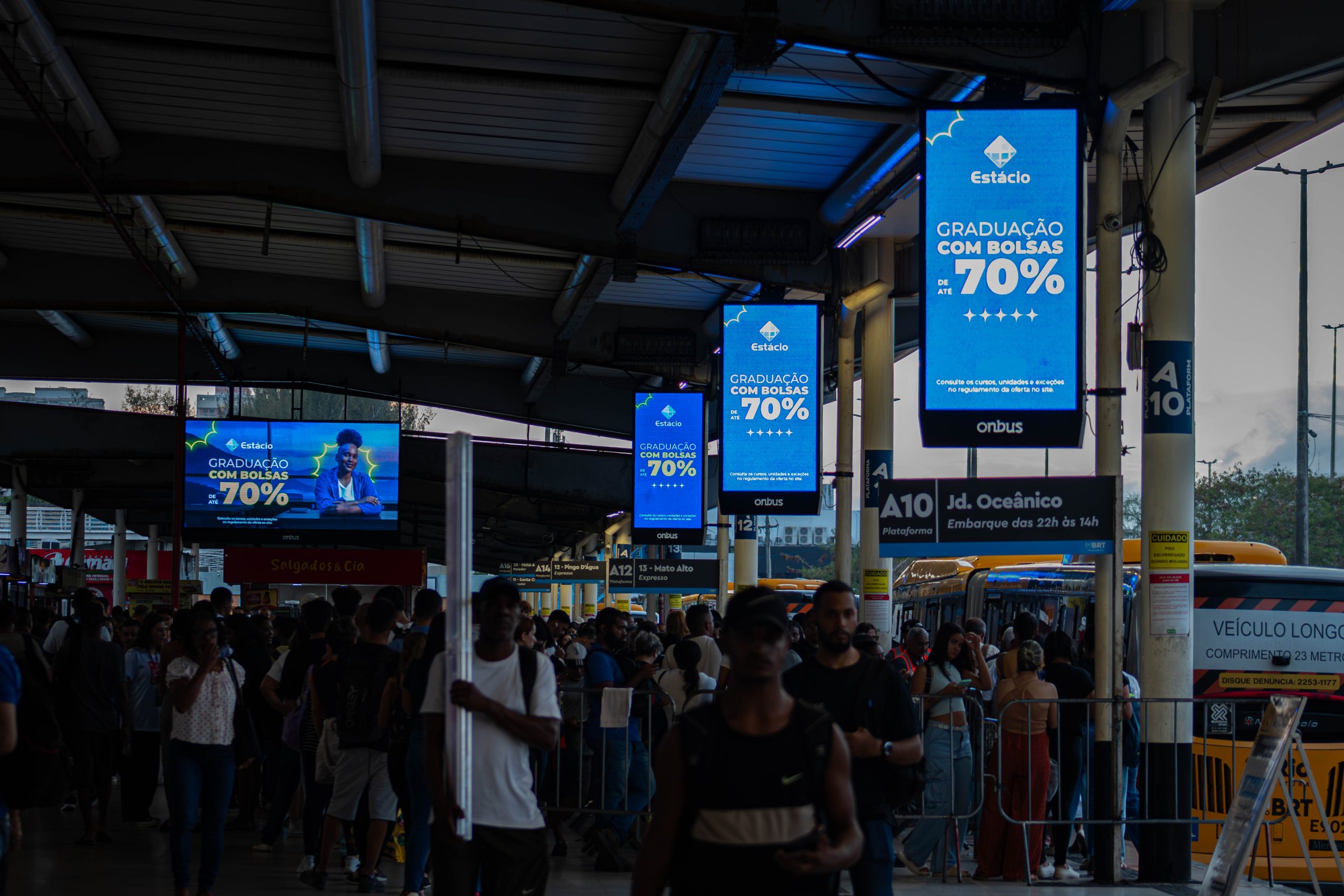 O que é DOOH? Guia completo para marcas que querem anunciar na cidade